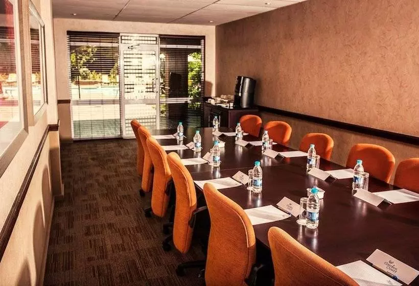 Отель Garden Court Or Tambo International Airport