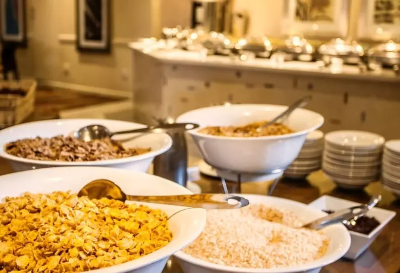 Отель Garden Court Or Tambo International Airport