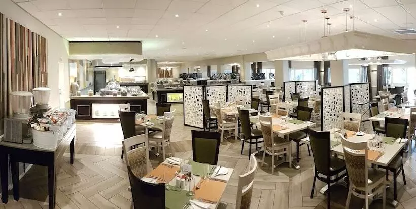 Отель Garden Court Or Tambo International Airport