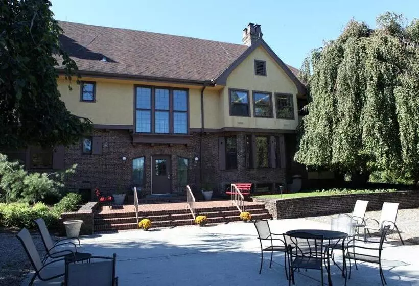 فندق Rutgers University Inn And Conference Center