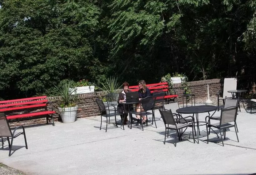 فندق Rutgers University Inn And Conference Center