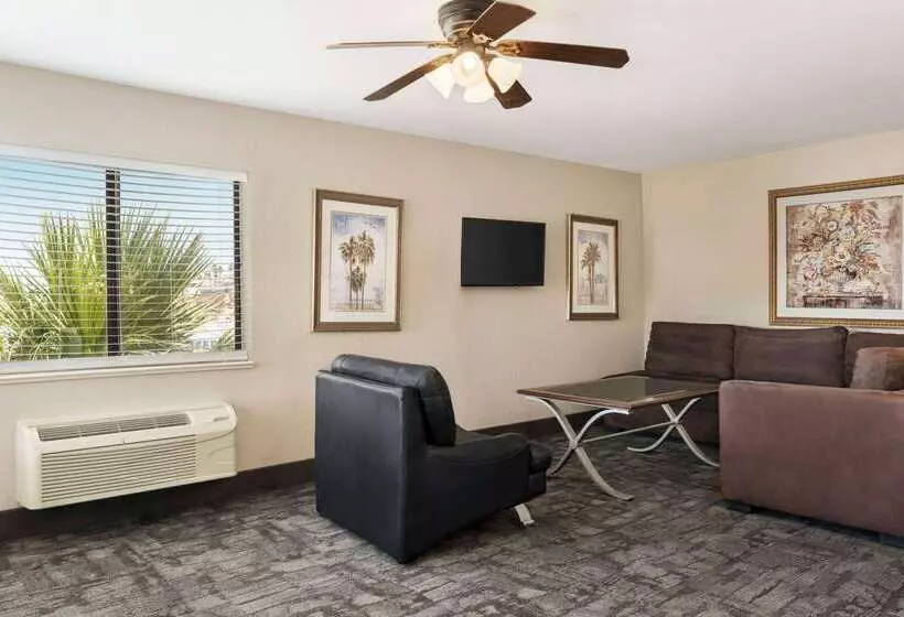 هتل Travelodge By Wyndham Lake Havasu