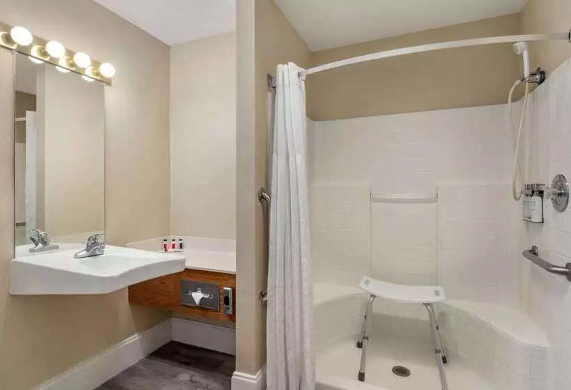 هتل Travelodge By Wyndham Lake Havasu