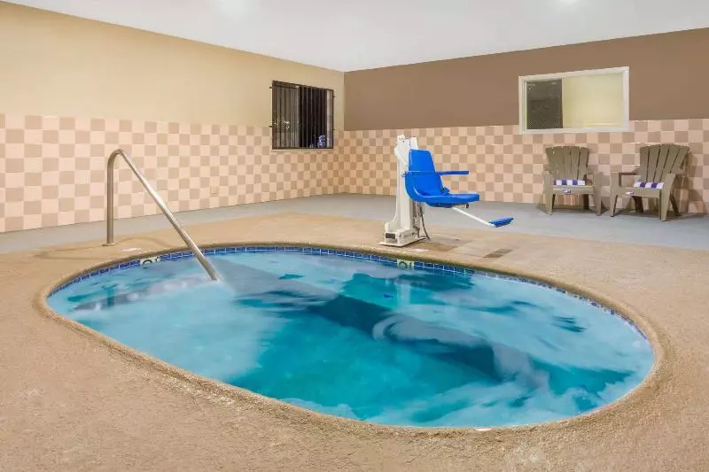 هتل Travelodge By Wyndham Lake Havasu