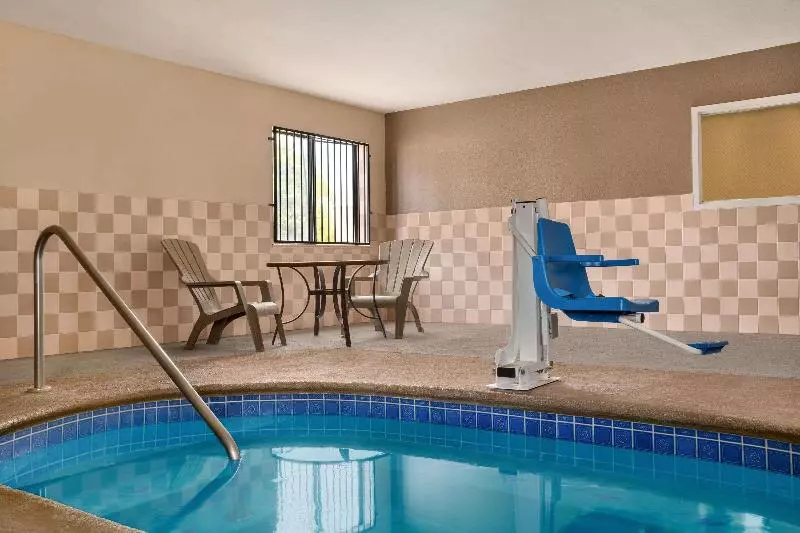 هتل Travelodge By Wyndham Lake Havasu