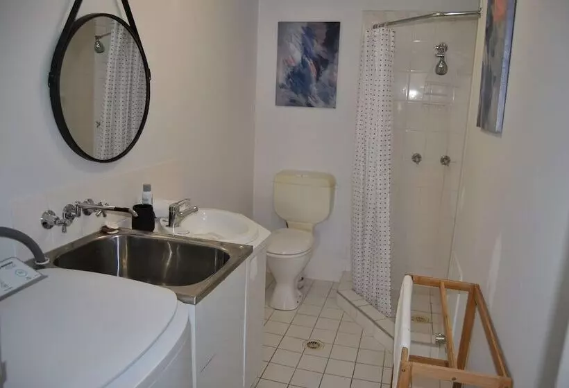 Budds Beach Apartments