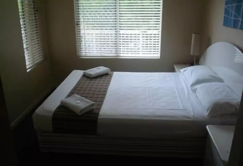 Budds Beach Apartments