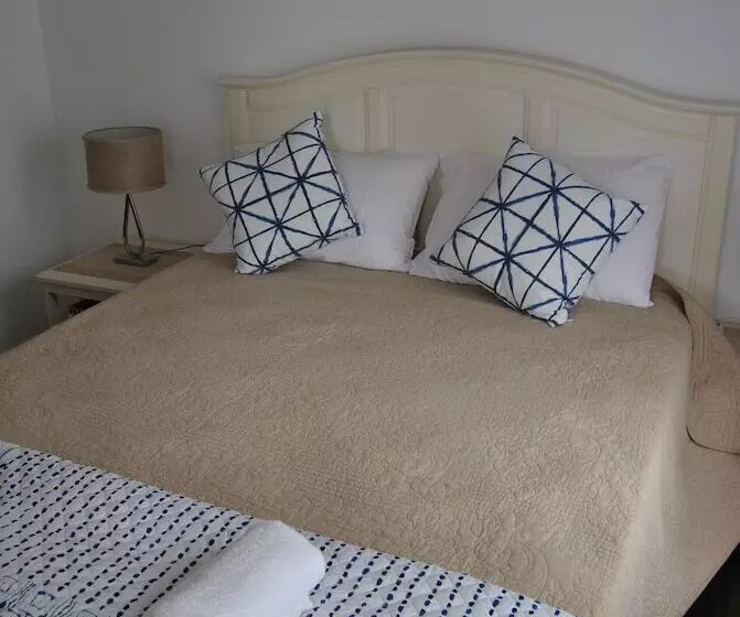 Budds Beach Apartments