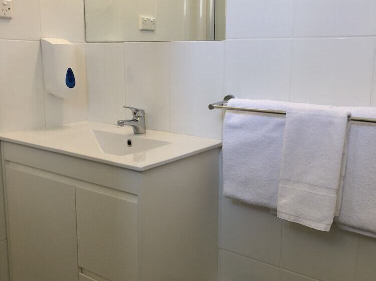 Отель Bright Avenue Motor Inn