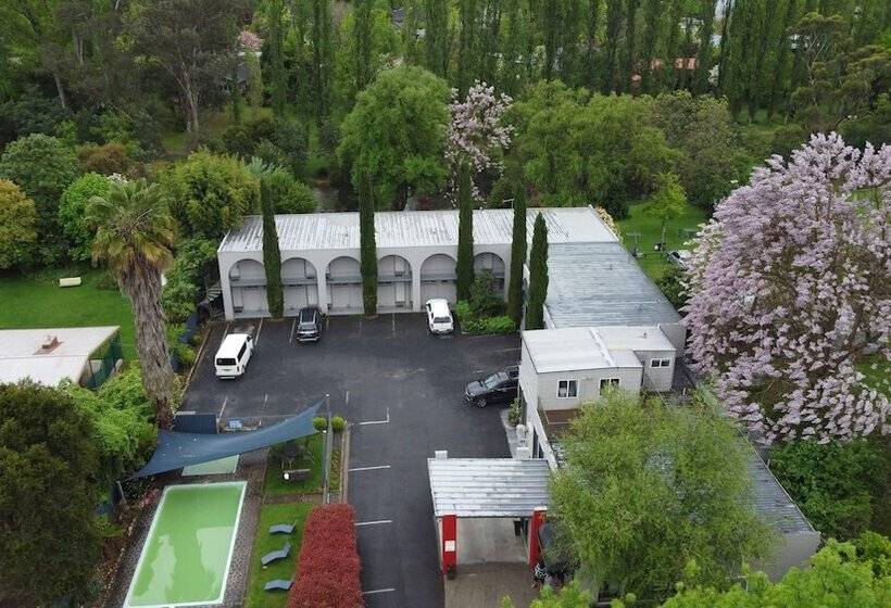 Riverbank Park Motel