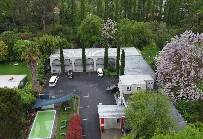 Riverbank Park Motel