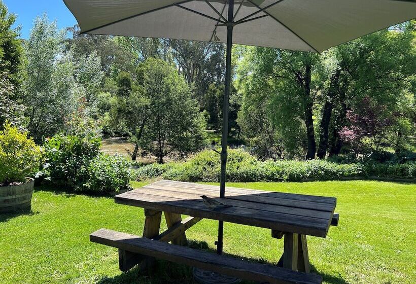 Riverbank Park Motel