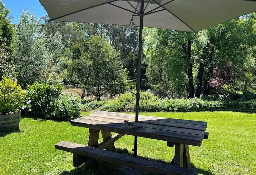 Riverbank Park Motel