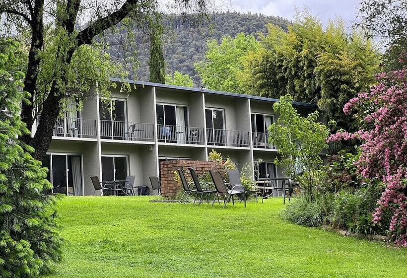 Riverbank Park Motel