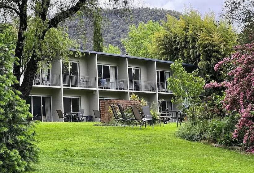 Riverbank Park Motel