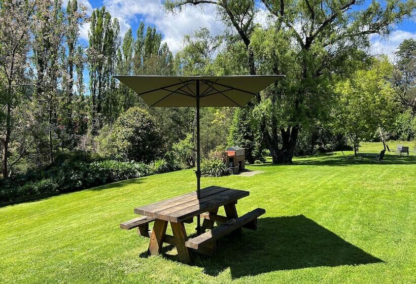 Riverbank Park Motel