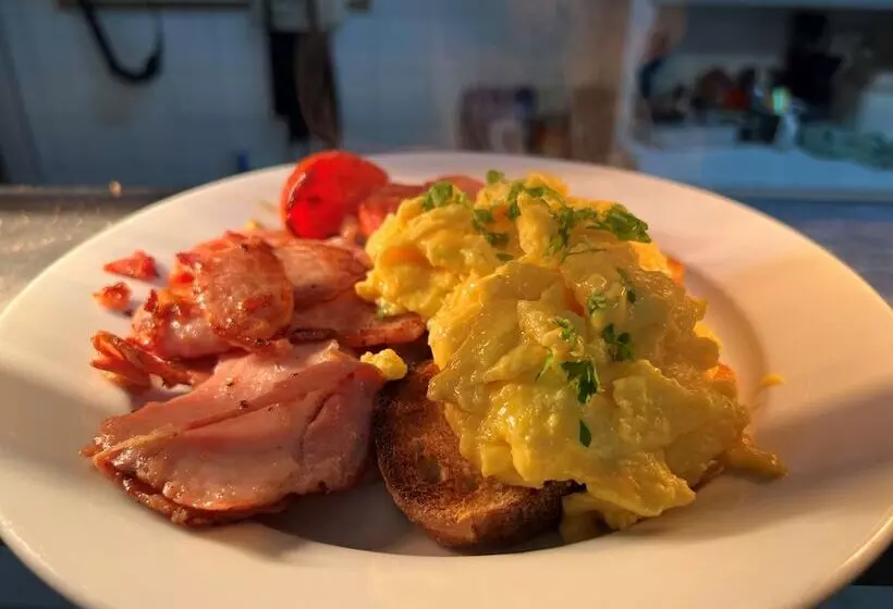 Riverbank Park Motel