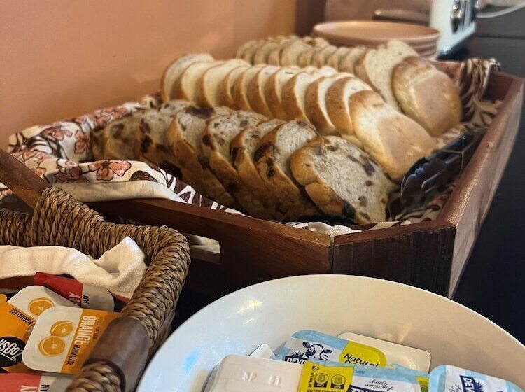 Riverbank Park Motel