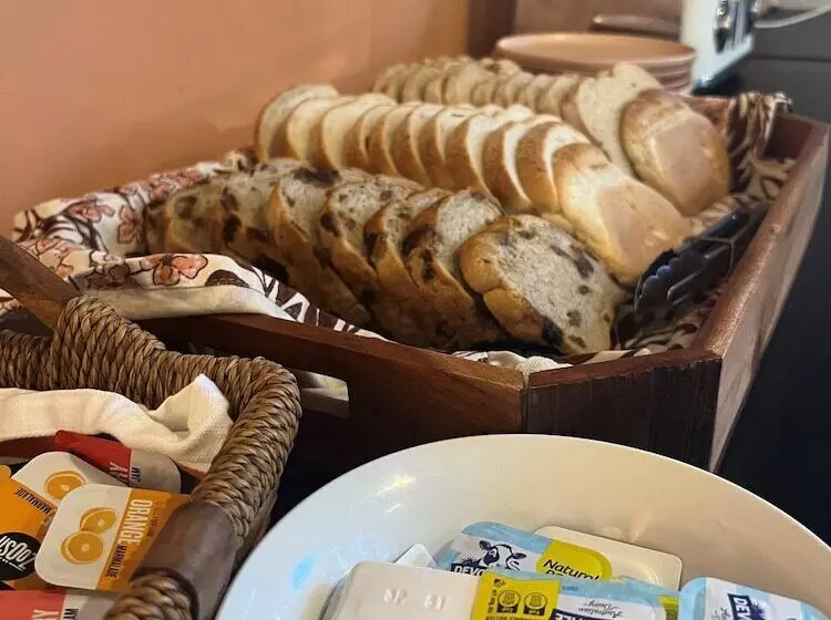 Riverbank Park Motel