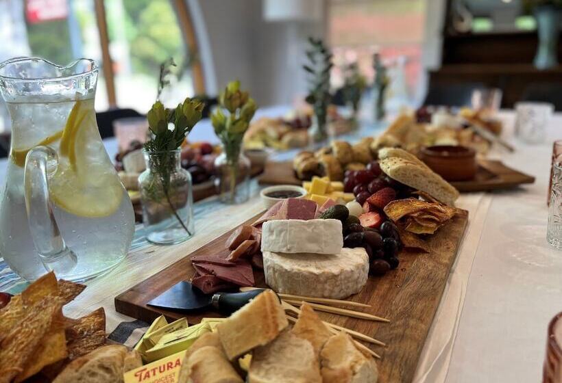 Riverbank Park Motel