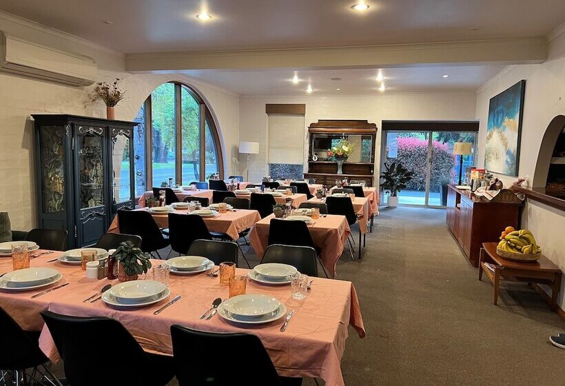 Riverbank Park Motel