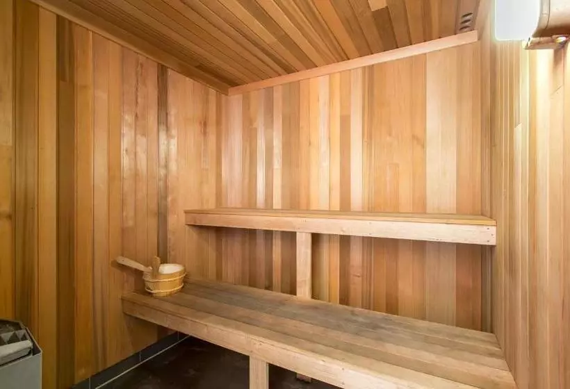 Отель Breakfree Cosmopolitan