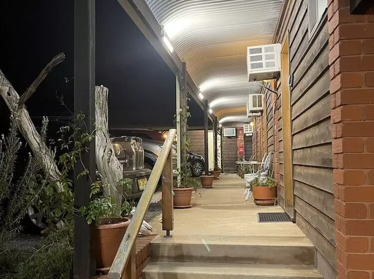 Отель Country Roads Motor Inn