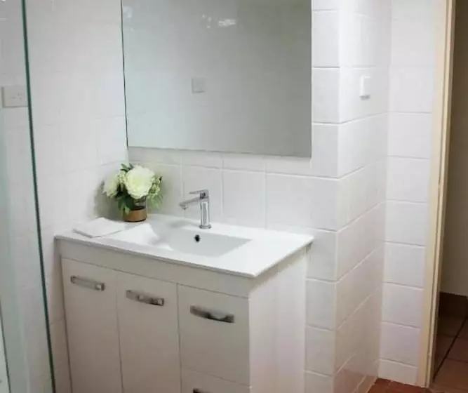 호텔 Lake Central Cairns