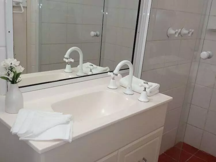 호텔 Lake Central Cairns