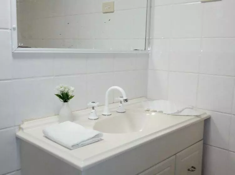 호텔 Lake Central Cairns