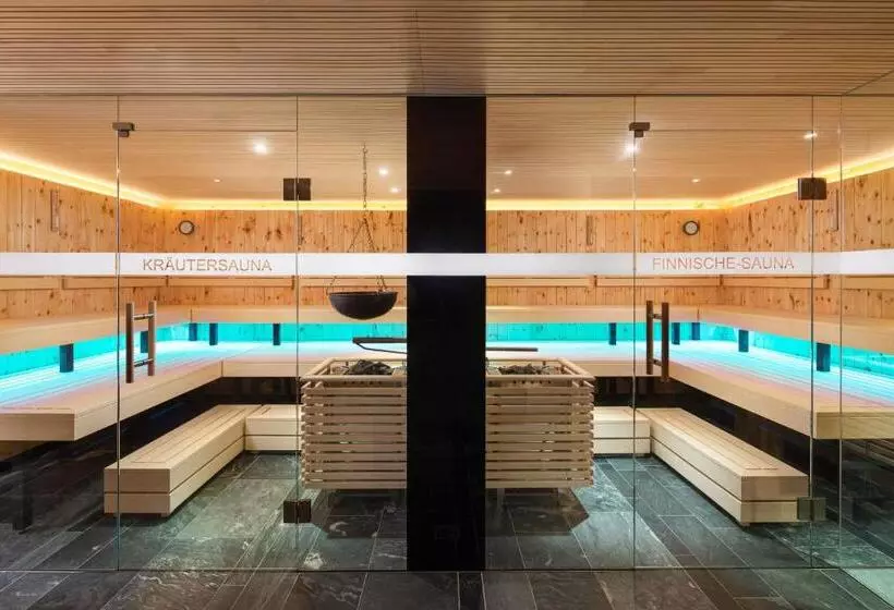 Отель Goldener Adler   Im Sommer Silvretta Card Premium Inkludiert