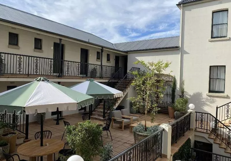 ホテル The Lurline Randwick