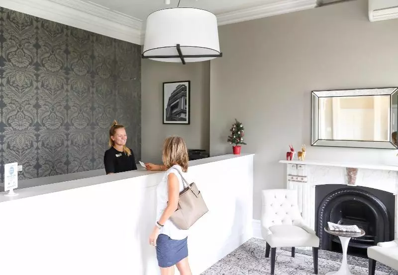 ホテル The Lurline Randwick