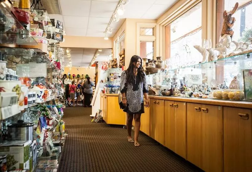 בית מלון כפרי Bayshore Inn & Spa