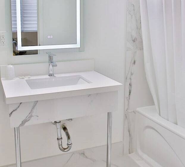 Отель Diplomat Inn