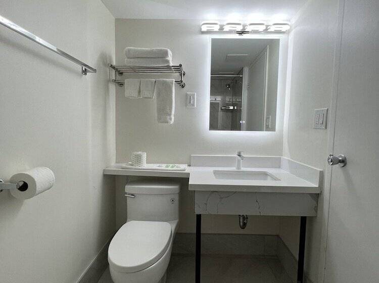 Отель Diplomat Inn