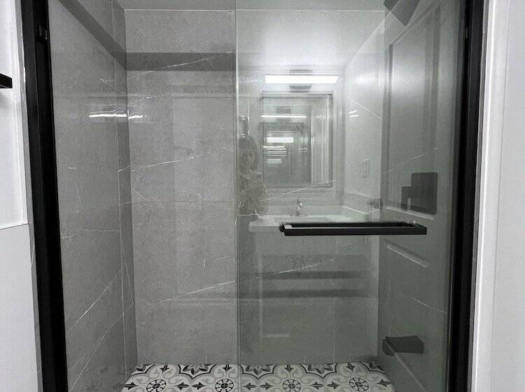 Отель Diplomat Inn