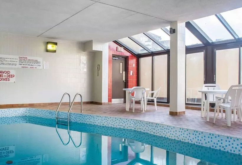 Отель Econo Lodge By The Falls