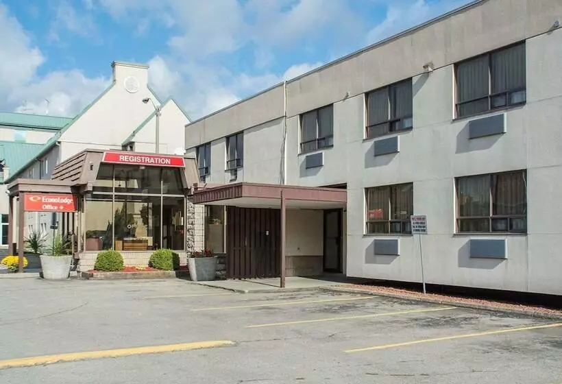 Отель Econo Lodge By The Falls