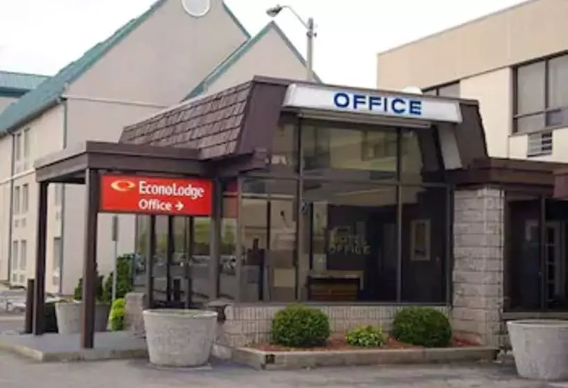 Отель Econo Lodge By The Falls