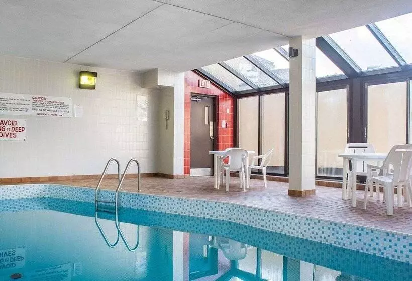 Отель Econo Lodge By The Falls