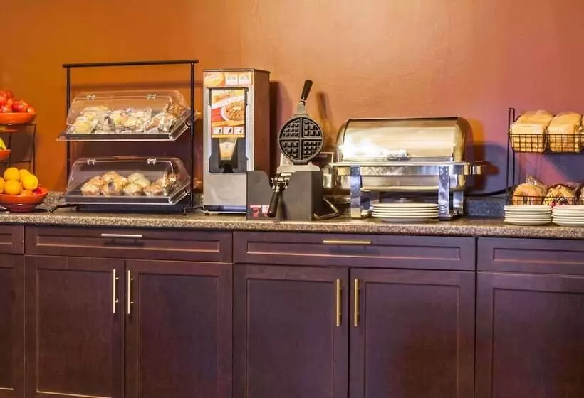 Отель Ramada By Wyndham Timmins