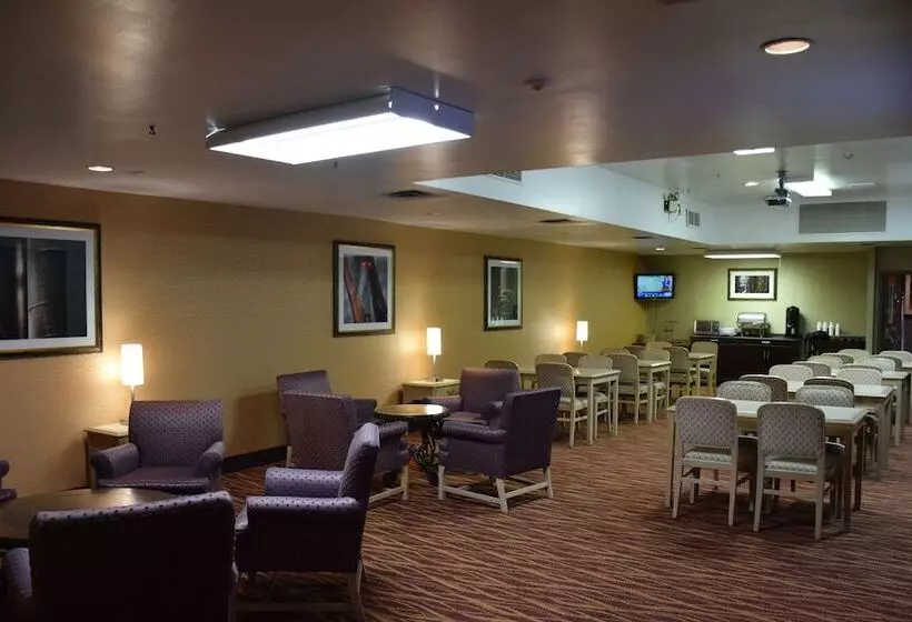 Отель Ramada By Wyndham Timmins