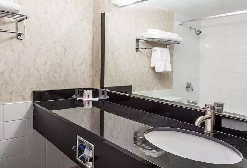 Отель Ramada By Wyndham Timmins