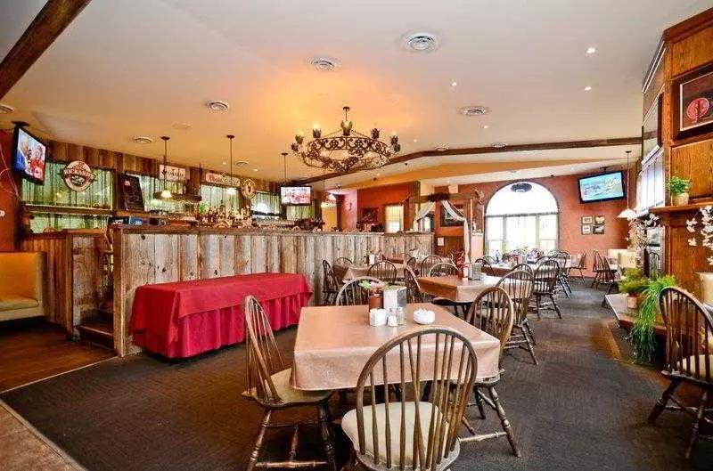 Super 8 By Wyndham Gananoque   Country Squire Resort