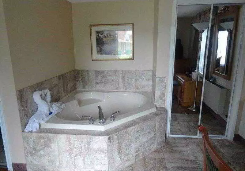 Super 8 By Wyndham Gananoque   Country Squire Resort