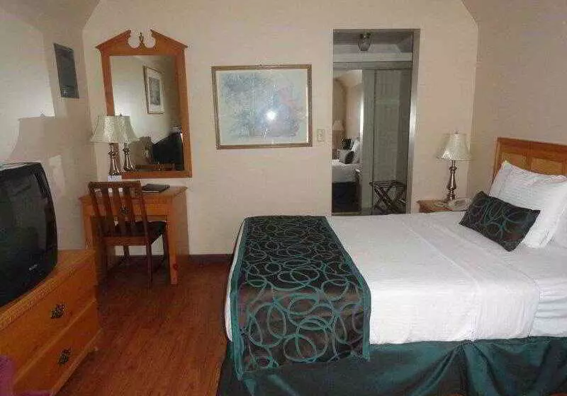 Super 8 By Wyndham Gananoque   Country Squire Resort