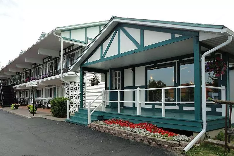 Super 8 By Wyndham Gananoque   Country Squire Resort