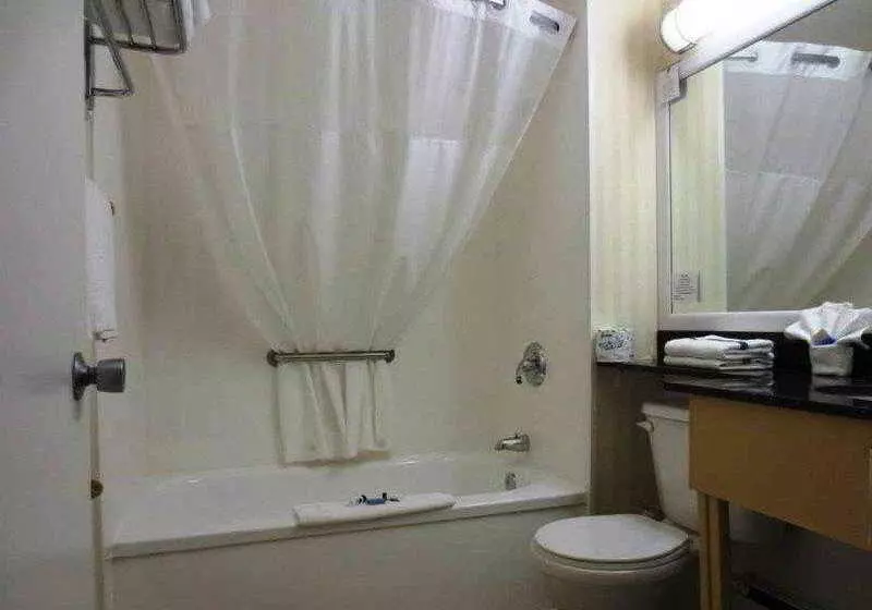 Super 8 By Wyndham Gananoque   Country Squire Resort