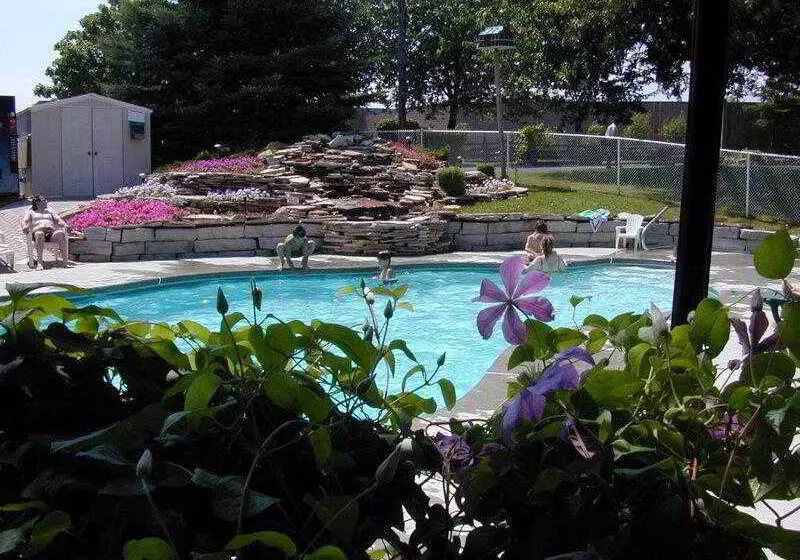 Super 8 By Wyndham Gananoque   Country Squire Resort